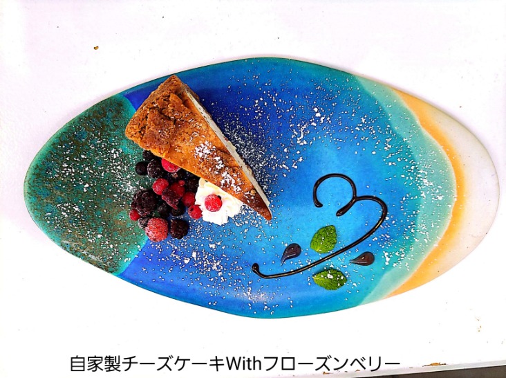 さざ波キッチンのチーズケーキwithフローズンベリーの写真